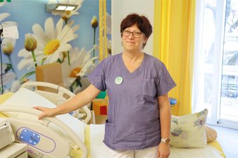 Hunderte Interessierte schauen sich Entbindungsräume am Kreiskrankenhaus Freiberg an - Ines Töpfer, leitende Hebamme, in einem der Kreißsäle.