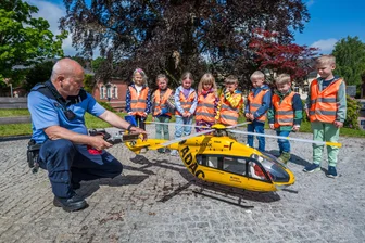 Hunderte Kinder, Polizeimusiker und ein Knuddeldino - Doch wer ist Poldi wirklich? - Zu den Kinderkonzerten des Polizeiorchesters Sachsen gehörte auch eine Blaulichtmeile. Am Dienstag führte Maik Ulbrich, Bürgerpolizist in Oelsnitz, Kindern des Friedrich-Fröbel-Kindergartens aus Lugau seinen flugfähigen Modellhubschrauber vor.