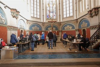 Hunderte lassen sich bei Impfaktionen in Chemnitz immunisieren - In den Sakristeien der Petrikirche (die Türen links und rechts) werden die Impfungen vorgenommen. Die Aktion dauert bis zum Sonntagnachmittag.