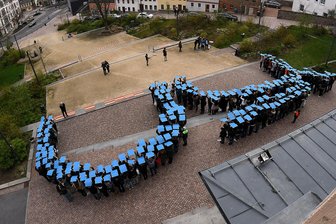 Hunderte Menschen formen eine "150" für einen Film - Die Menschen stellten sich zu einer stilisierten 150 auf.