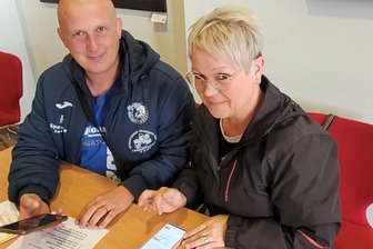 Hunderte Menschen stehen Schlange: So sucht Werdau nach dem richtigen Stammzellenspender - Jürgen Klimke und Janine Möckel ließen sich schon am Vormittag als Spender registrieren.