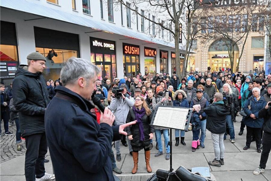 Hunderte Menschen zeigen in Chemnitz Solidarität mit Pham Phi Son - Etwas mehr als 200 Menschen haben sich am Freitagnachmittag vor der Ausländerbehörde am Düsseldorfer Platz versammelt, um ihre Solidarität mit der Familie Pham/Nguyen auszudrücken. Der SPD-Landtagsabgeordnete Frank Richter sprach sich für ein Bleiberecht für die Familie aus. 
