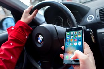 Hunderte Millionen I-Phones gerade in Gefahr: Hackerangriff mit Spionage-Malware - WhatsApp-Nachrichten, Mails, Fotos, Passwörter – mit einem Schadprogramm können sich Hacker wegen Sicherheitslücken in älteren iOS-Versionen aktuell Zugriff auf Millionen I-Phones verschaffen.