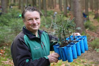 Hunderte Mini-Weißtannen in Stadt im Erzgebirge gepflanzt - Henrik Lindner, Geschäftsführer der Stiftung Wald für Sachsen, zeigt einen der System-Container.
