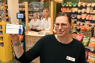 Hunderte neue Grippe-Fälle in Mittelsachsen: Kombitests Grippe-Corona in Apotheken gefragt - Maria Jahns in der Lutherapotheke in Hainichen mit einem Mehrfachschnelltest.
