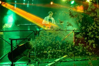 Hunderte Partygäste feiern bei Hot Summer Beats im Klostergelände Grünhain - Mehrere DJs sorgten für fetten Sound und prima Partystimmung.