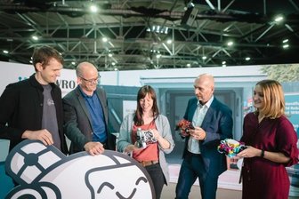 Hunderte Roboter erobern Chemnitz - Markus Fleige (v. l.), Sören Uhle, Rahel Kavalir (CWE), Michael Schmidt und Laura Thieme bei der Pressekonferenz zum WRO-Finale.