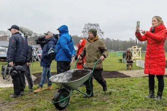 Hunderte Rodewischer packen beim Frühlingserwachen vor laufender Kamera mit an - Stadtpatin und Moderatorin Gesine Schöps (rechts) mittendrin beim "Frühlingserwachen" in Rodewisch. Rund um die Schlossinsel wurden Spielplatz und Freizeitareal am Pumptrack von den Rodewischer erweitert. 