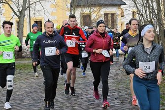 Hunderte Starter beim traditionellen Silvesterlauf im Wasserschloß Klaffenbach - Knapp 300 Starter gingen auf die Strecke. Dabei standen drei Distanzen zur Auswahl.