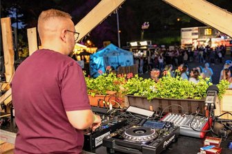 Hunderte tanzen zur House-Party im Wettinhain -