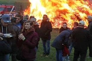 Hunderte wärmen sich am Osterfeuer - Viel Besuch am Osterfeuer. 
