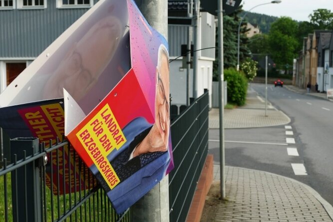 Hunderte Wahlplakate im Erzgebirge beschädigt - Auch dieses Wahlplakat von Tino Günther in Zschopau wurde beschädigt. 
