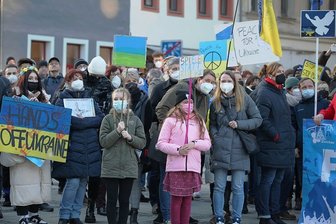 Hunderte Zwickauer stehen an der Seite ihrer Partnerstadt in der Ukraine - Auch Kinder machen sich Sorgen. Sie waren mit Schildern auf dem Hauptmarkt dabei. 
