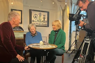 Hundertjährige Künstlerin aus Schwarzenberg versetzt Moderator Olaf Berger ins Staunen - Moderate Olaf Berger, Gudrun Beier und deren Enkelin Lydia Schönberg plaudern locker und sympathisch über das wertvolle Lebenswerk der Scherenschnittkünstlerin Gudrun Beier vor der Kamera von Frank Scheufler.