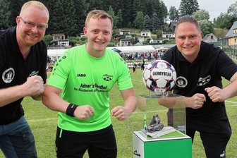 Hundertjährige plant von Jahr zu Jahr - Profiflair im Kreisfußball: Die schmucke Stele für das runde Leder war ein Jubiläumsgeschenk, über das sich Raimund Pechstein (r.), Robin Maekler (M.) und Enrico Heinze sehr freuten.