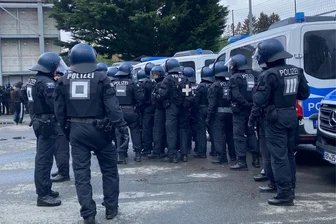 Hundertschaft probt im Auerbacher VfB-Stadion den Ernstfall: So bereitet sich die Polizei auf die Fußball-EM vor - Bei einer Übung für die EM in Deutschland ist am Donnerstag ein Großaufgebot der Polizei im Auerbacher Neubaugebiet vor Ort.