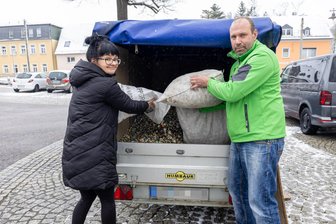 Hunderttausende Kronkorken für ein Kinderhospiz: Warum eine Claußnitzerin eine riesige Sammelaktion ins Leben rief - Sindy Hennig und Michael Senz vom Kinderhospiz beladen gemeinsam den Anhänger mit 650 Kilogramm Kronkorken.