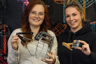 Hundesicherheit: Die Maulkorb-Ladys von Glauchau - Jasmina Meyer (links) und Mary-Ann Schettler betreiben die Manufaktur für Hundeketten und Maulkörbe in Glauchau.