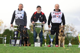 Hundesportler aus Westsachsen mischen in Weltelite mit: WM-Titel lässt Wert eines Rottweilers in den sechsstelligen Euro-Bereich steigen - Vereinschef Dietmar Buss (Mitte) freut sich über den Weltmeistertitel von Ronny Bauer (links) und den Vizeweltmeistertitel von David Buss (rechts).