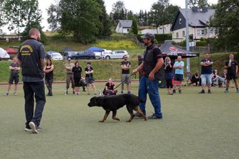 Das Interesse am Workshop mit Hundetrainer Oliver Neubrand (vorn rechts) in Johanngeorgenstadt war groß. Martin Hänsel (links) war mit seiner Wilma extra aus der Nähe von Bautzen angereist.