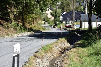 Hundsgrün: Diesel läuft in Kanal und Teiche - In Hundsgrün wird die Ortsdurchfahrt gebaut. Eine Havarie mit einem abgestellten Bus ließ Diesel ins Wasser laufen.