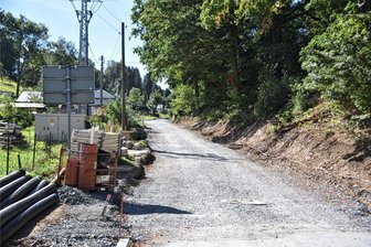 Hundsgrün: Straßengraben und Einfahrten werden gebaut - Beim zweiten Bauabschnitt in Hundsgrün, hier im Herbst 2023, blieben Restarbeiten. Sie werden nun erledigt.