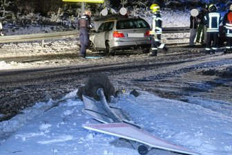 Hundshübel: Nissan kollidiert auf B 169 mit Leitplanke - Ein Nissan kollidierte am Donnerstagabend auf der B 169 mit einem Verkehrsschild...