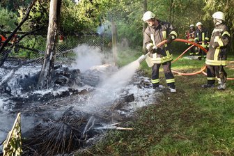 Hundshübel: Waldbrand nahe der B 169 - Insgesamt waren 25 Feuerwehrleute im Einsatz.