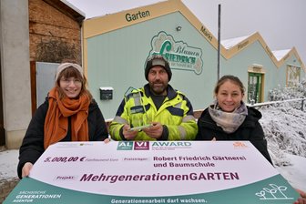 Hundshübler gewinnen 5000 Euro für eine Garten-Idee - Freuen sich über den Preis: Luise Preiß vom Kita-Elternrat (l.), Robert Friedrich und Franziska Hänel vom Awo-Quartiersbüro.
