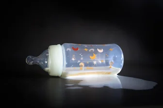 Hungernde Zwillinge: Der Prozess des Sterbens hatte begonnen - Die Mutter von Anno und Peer aß vegan. Sie verzichtete auf sämtliche Vitaminpräparate, die Veganerinnen empfohlen werden. Ihr eigener Körper war unterversorgt, als sie ihre Zwillinge 13 Monate lang voll stillte.