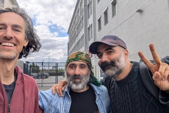 Hungerstreik in Dresden: Hamza A. aus Abschiebehaft freigelassen - Hamza A. (Mitte) nach der Entlassung mit Unterstützern vom Flüchtlingsrat.