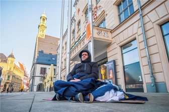 Hungerstreik: Kurde campiert Tag und Nacht vor dem Zwickauer Rathaus - Tag und Nacht campiert Halit Akkaya vor dem Zwickauer Rathaus - schon seit Mittwoch. 