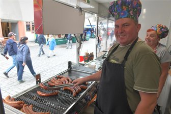 Hungrig zum Bergstadtfest in Freiberg? - Drei Tipps abseits von Steak und Langos - Marius und Katharina Siweki aus Polen warten zum 37. Bergstadtfest in Freiberg an der Burgstraße mit Kostproben aus ihrem Heimatland auf.