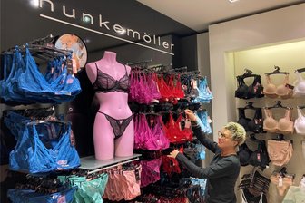 Hunkemöller-Filiale in Chemnitzer Innenstadt schließt - Verkäuferin Birgit Mai ist fast seit Anfang an dabei. Seit 2009 gibt es die Hunkemöller-Filiale in der Innenstadt.