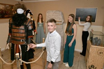 Hunnen, Dinos und ein Pharao: Mülsener Mysteryhof begeistert mit neuartigem Escape-Spiel - Filina, Felias, Victoria und Marie (von links) hatten Riesenspaß in Mülsens etwas anderem Museum.