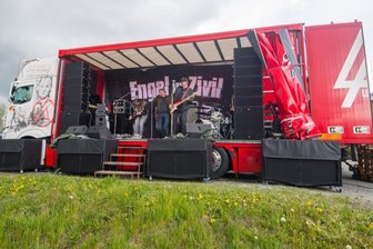 Hupen statt applaudieren: In Annaberg steigt das erste Drive-In-Konzert auf dem Kätplatz - Ein Lkw als Bühne: Die Band Engel in Zivil und DJ Engel B. gaben in Annaberg-Buchholz am Freitag ein ungewöhnliches Konzert.