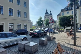 Hupkonzert am Plauener Altmarkt: Autofahrer reagieren gereizt auf Straßensperrung - Stau am Altmarkt - wegen der Sperrung der Oberen Endestraße ging es am Poller-Nadelöhr nur langsam voran.