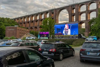 Hupkonzert und Lichthupen bei erstem Autokonzert an der Göltzschtalbrücke -
