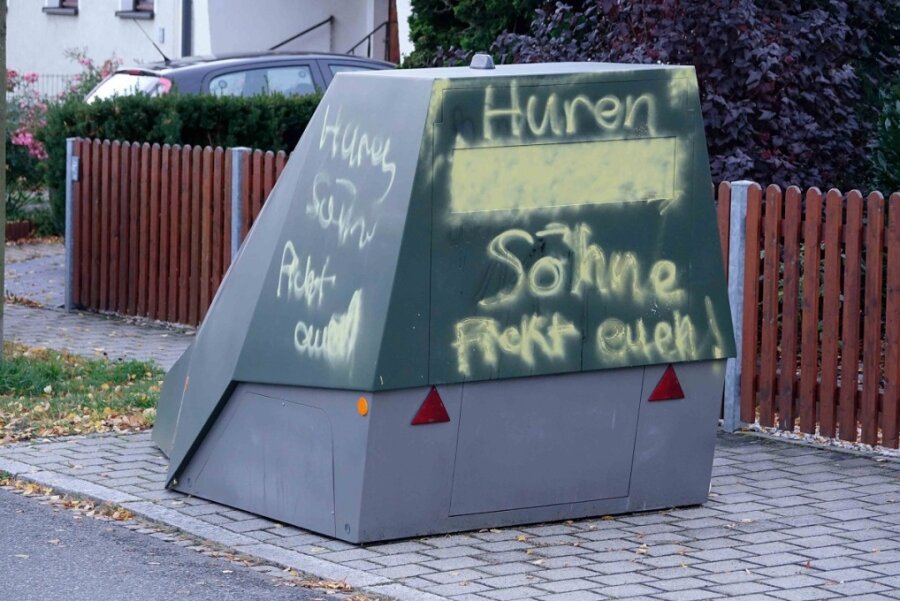 "Hurensöhne": Schon wieder Farb-Attacke auf Superblitzer in Chemnitz - Drastische Worte wurden auf dem Blitzer hinterlassen: "Hurensöhne, fickt Euch!".