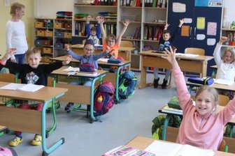 Hurra, hurra die Schule beginnt - Die erste Gruppe der Klasse 2c der Friedrich-Schiller-Grundschule Flöha freute sich am Donnerstag über den Schulbeginn.