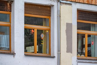 Huss-Schule im Erzgebirge: Eltern hinterlegen angebliches Schulkonzept im Amtsgericht - Fensterdeko in der Alten Spindelfabrik in Neudorf. Der Verein Wurzelwerk beantwortet keine Presseanfragen.