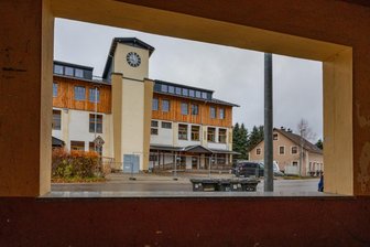 „Huss-Schule“ im Erzgebirge stellt Antrag auf Zulassung - Die Betreiber der vor Ort oft salopp „Huss-Schule“ genannten Einrichtung in Neudorf im Erzgebirge wollen in die Legalität.