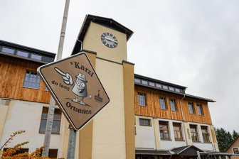 „Huss-Schule“ im Erzgebirge wirbt jetzt offiziell um Schüler: „Wenn Gott für uns ist, wer kann dann gegen uns sein?“ - Der Verein Wurzelwerk hat seinen Sitz in Neudorf. Für die angestrebte Schule ist das Gebäude in Besitz des Unternehmers Jürgen Huss aber zu klein.