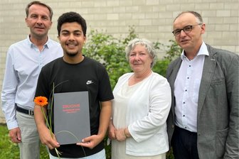 Hussam Al-Muhammad: Der Jahrgangsbeste aus Burgstädt - Fachpraxislehrer Jörg Mätzold, 1,0-Absolvent Hussam Al-Muhammad, Lehrerin Sabine Brunner und Schulleiter Jens Klafki (von links) bei der Zeugnisübergabe in der Don-Bosco-Berufsschule Burgstädt.