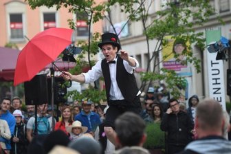 Artistik, Jonglage, Musik, Comedy und jede Menge Kunst erwarten Besucher des Hutfestivals in den Gassen und auf den Plätzen der City. So wie auf dem Bild bei der zweiten Auflage des Festes 2019 sollen die Gäste durch die City flanieren und den Auftritten der Straßenkünstler zuschauen können.