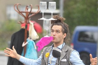 Hutfestival on Tour startet im Burkhardtsdorfer Nieselregen - Künstler des Hutfestivals waren am Freitag auf dem neu gestalteten Stollberger Marktplatz zu Gast.
