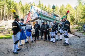 Huthaus im Erzgebirge wird originalgetreu wieder aufgebaut: Verein feiert Richtfest - Mitglieder der Interessengemeinschaft Historischer Erzbergbau Lößnitz vor ihrem neuen Kuttenhaus, für das diese Woche Richtfest gefeiert wurde.