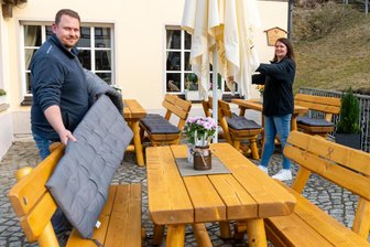 „Huthaus zum Molchner Stolln“: Berliner Koch eröffnet Traditionsgaststätte im Erzgebirge neu - Agnieszka Gmur und Markus Schäker haben bereits den Außenbereich am „Huthaus zum Molchner Stolln“ für die Eröffnung hergerichtet.