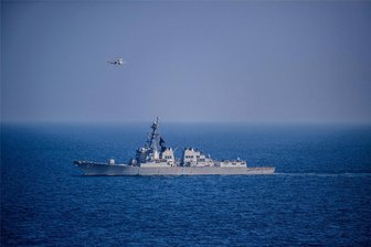 Huthi-Angriffe: Lösung führt über Gaza - Der Lenkwaffenzerstörer „USS Mason“ im Golf von Aden.