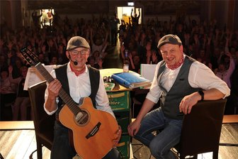 Hutzen im Erzgebirge im Großformat: Wie zwei Spechte einen Saal zum Kochen bringen - Peter Messig (links) und Martin Gronau sind „De Fiedler Spechte“. Am Freitag haben die beiden Musiker den ausverkauften Saal in Hormersdorf zum Beben gebracht.